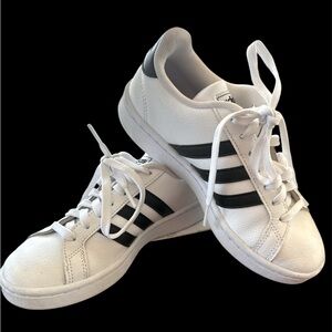 Kids size 4 Adidas sneakers.